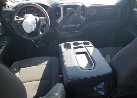 2021 Chevrolet Silverado C1500 Custom z USA, uszkodzony, nr VIN 1GCPWBEK4MZ396146